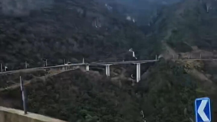 คุณออกนอกเส้นทางแล้ว โปรดบินต่อไปตามถนนปัจจุบันอีก 2.3 กิโลเมตร