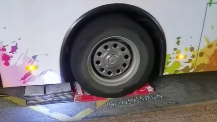 Thông minh hóa ra lại thành hại thân! Bà cụ định dùng xe buýt để đè lên thùng carton, nào ngờ bị kéo