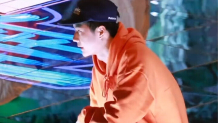 大半夜放颗催泪弹，哭死了