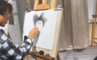 فقط لأنها كانت حصة عادية في الرسم بالرصاص...