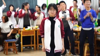 学霸女高翻跳how you like that，很有反差的感觉！