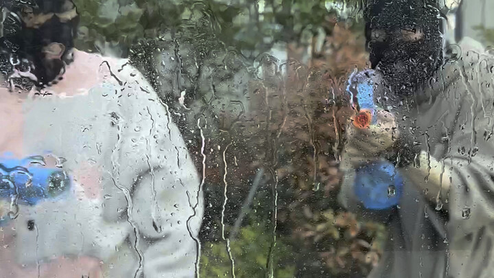 Giữa ban ngày lau kính xong rồi không chịu đi là sao vậy?