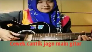 Cewek cantik jago main gitar