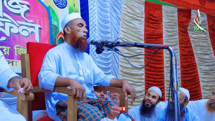 পৃথিবীর সবচেয়ে লম্বা মানুষ।