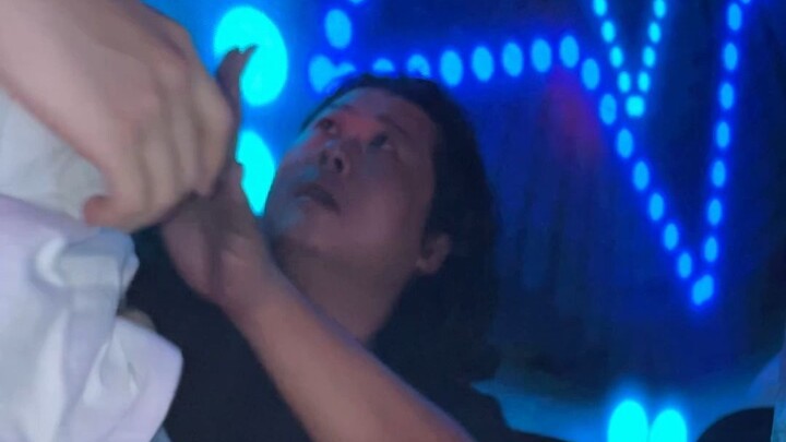 Kehidupan malam ini agak berbeda dari yang dibayangkan ayahku