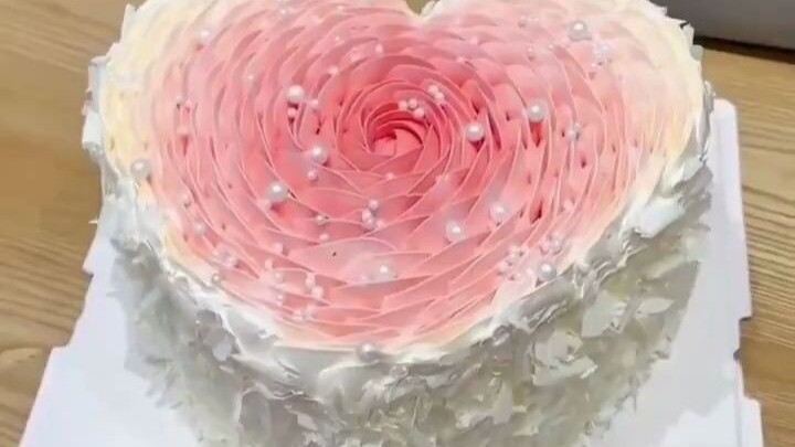 Hiasan kue berbentuk hati