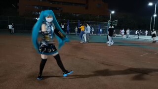 [Simi w] cos Hatsune in the playground of Nanjing University of Science and Technology, the cow danc