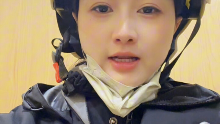 Setelah menidurkan anaknya, ibu penyandang disabilitas pun memulai pekerjaan keduanya hari ini. Yuk,