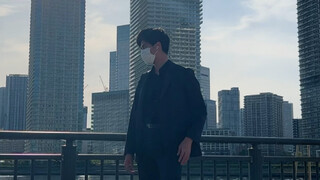 西装男子东京街头翻跳not shy