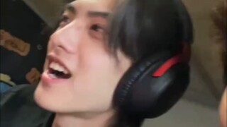 หนุ่มหล่อมาเล่นเกมที่ห้องฉัน จะให้ค้างคืนยังไงดี