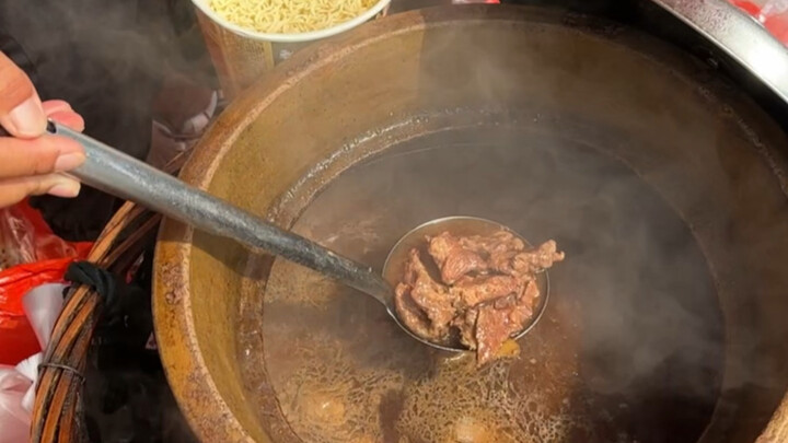 Mì gói bò kho đường phố, 20 tệ một phần, đầy ắp cả tô toàn thịt, chắc nịch ngon tuyệt