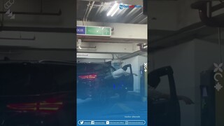 Yang Lihat Greget Sendiri! MomenPengendara Mobil Berjuang Tap Karcis Parkir Tanpa Turun dari Mobil