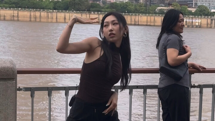 【لي يو لين】 جذاب جدًا أثناء الرقص