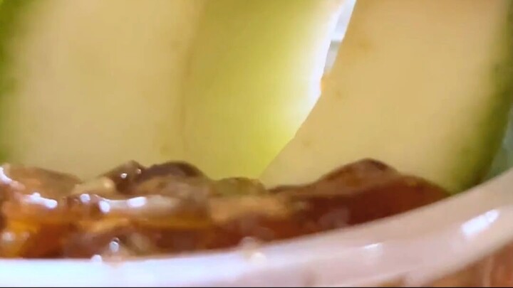 Sour mango with sweet and spicy dipping sauce and dried shrimp