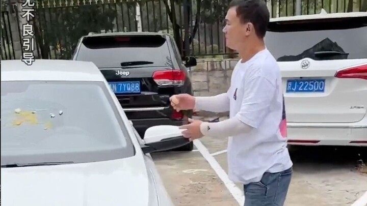 Sướng quá! Xe bị chặn khi đỗ, cứ làm thế này là hắn phải ngoan ngoãn dọn xe ngay!