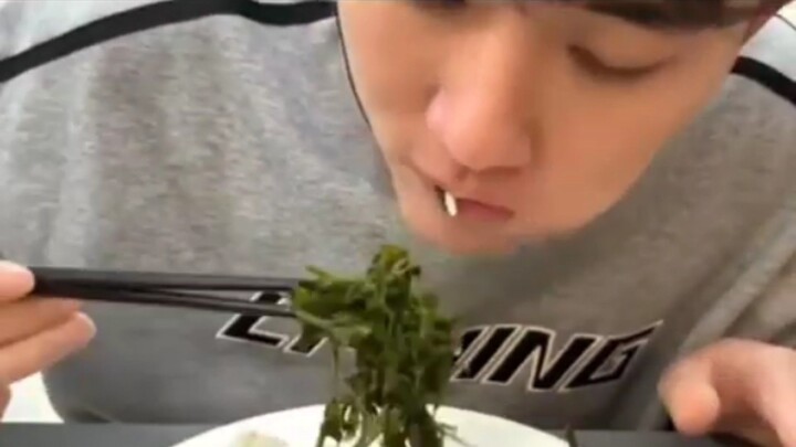 makan pakai tangan emang paling nikmat