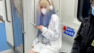 Gặp một cô gái xinh đẹp trên tàu điện ngầm