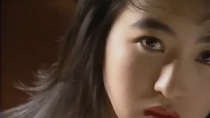 Showa-era retro footage: Akino Sakurako, born March 24, 1969, in Tokyo, Japan—photography idol, actr