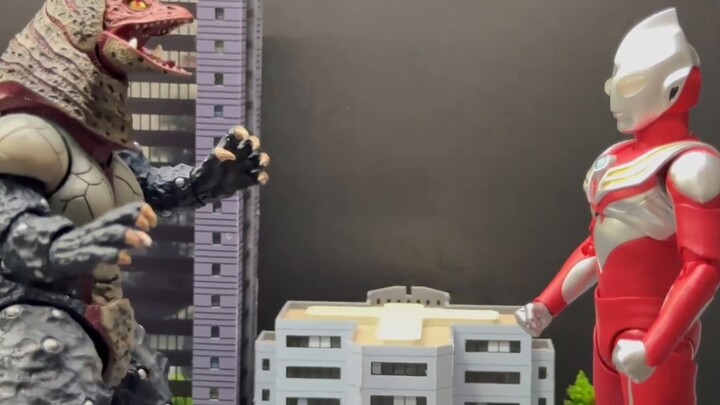 Akhirnya ada lemari! Melihat mainan sungguh menenangkan!