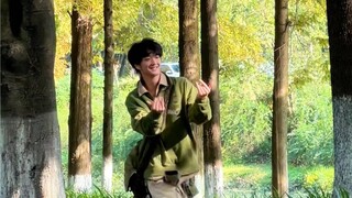 路上偷拍到了一个边走边跳的男生