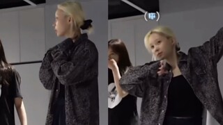 Kim Dongwon sangat seksi, dia pasti linglung dan memasuki adegan yang salah 🤣 Tapi dia masih menari 