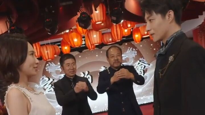 หลังจากที่เธอร่ำรวย เธอทิ้งหมอดูยากจนนั้น โดยไม่รู้ว่าเขาคือคนมอบความหรูหราให้