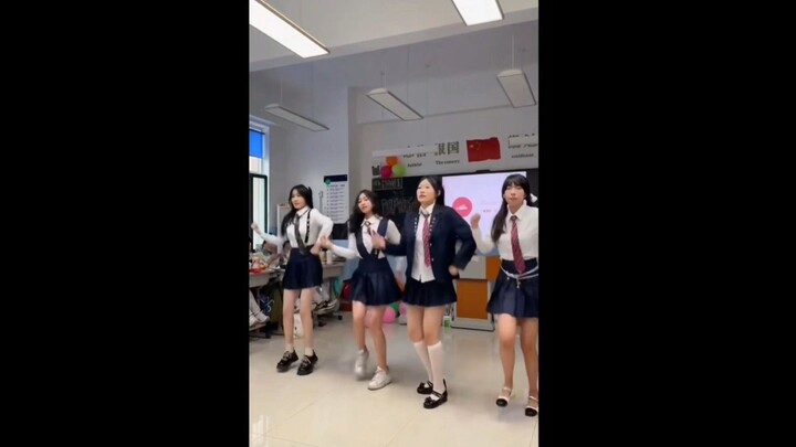 SMA Putri di Tiongkok: Siswa SMA Perempuan “Empat Gadis JK Menari dan Membalikkan Koreografi dengan 