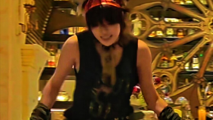 يمكنك حتى أن ترى نارانجا يرقص رقصة الفرق الغنائية في حفلة هالوين جوجو.