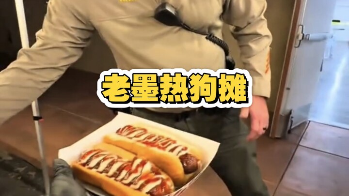 Lao Mo's hot dog stand makes delicious hot dogs at the police station's event.