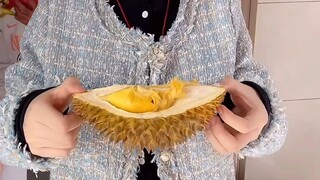The durian stinks so bad, but I’m still eating it without swapping—what a vibe! Guys, what about you