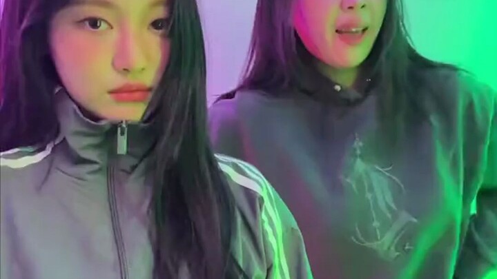 Cute little girls from 2002! Ning Yizhuo and Lee Youngji's "drama" challenge!