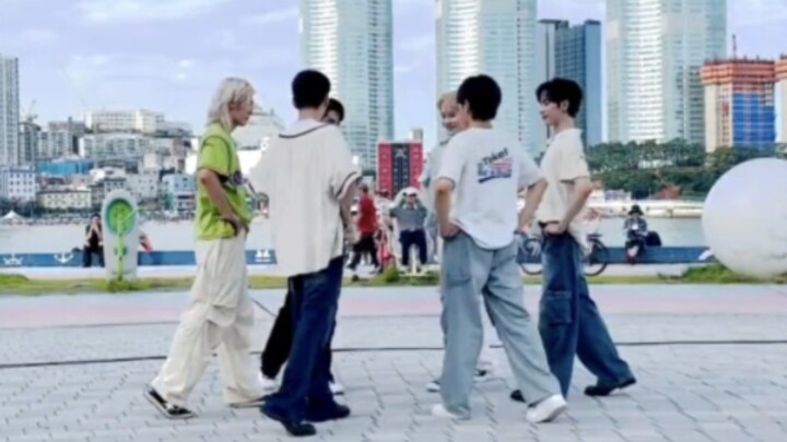 OnlyOneOf｜Mereka benar-benar menarikan lagu After LIKE lagi selama roadshow Busan.
