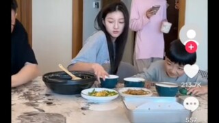 外网看妈妈就像npc,靠近就有任务，原来全世界的妈妈都一样啊哈哈哈哈啊哈哈哈