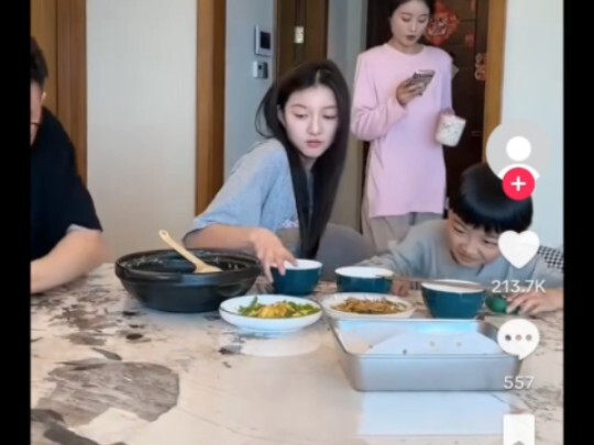 على الإنترنت الخارجي، تبدو الأم مثل شخصية غير لاعبة؛ فكلما اقتربت منها، ظهرت مهمة. اتضح أن جميع أمها