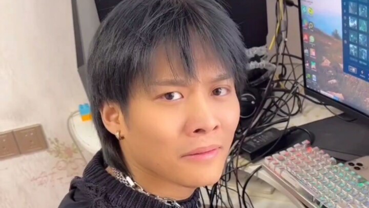 Xiao Yang secretly glances at a beauty!