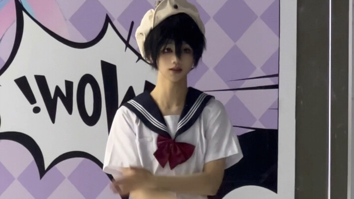 Kalau pake rambut pendek terus berpakaian kayak gini di tempat umum aja orang masih nggak bisa ngeh 