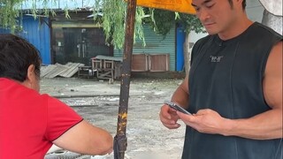 不收子女钱的阿姨，靠卖5毛糖糕替孩子减轻负担