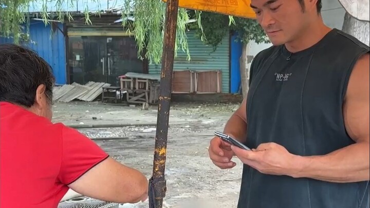 不收子女钱的阿姨，靠卖5毛糖糕替孩子减轻负担