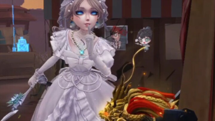 Bà ấy biết anh đang đùa với cô, nhưng cô chỉ muốn chơi cùng anh thôi.