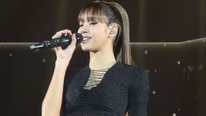 这是Lisa 有史以来穿的最性感最哇塞的一次_