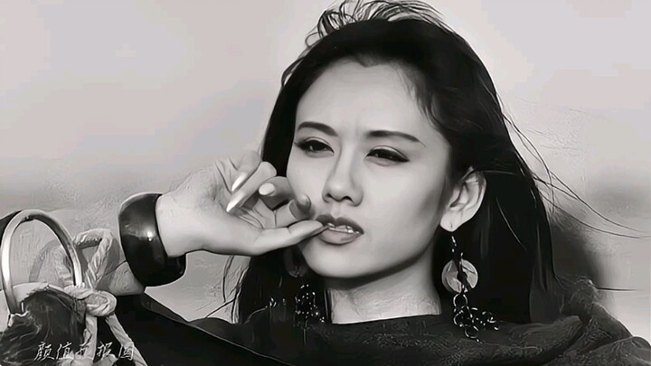 With such aura, it’s no wonder that no one dared to stand next to her and take a photo when she went