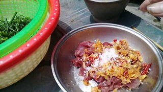 Thịt bò xào rau dớn ngon lắm cả nhà ơi.