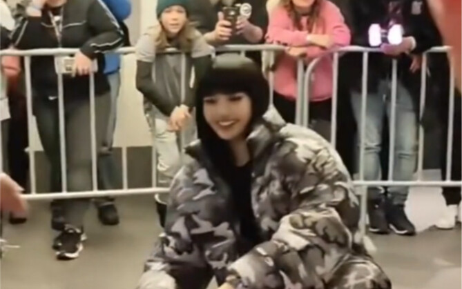 【lisa】Đùa các bạn chút thôi, tôi không ngã được đâu