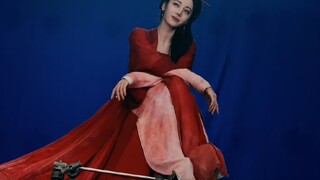 Không! Dilireba thật tuyệt vời. Bức ảnh có thẩm quyền này được chụp khi đang ngồi trên kệ.