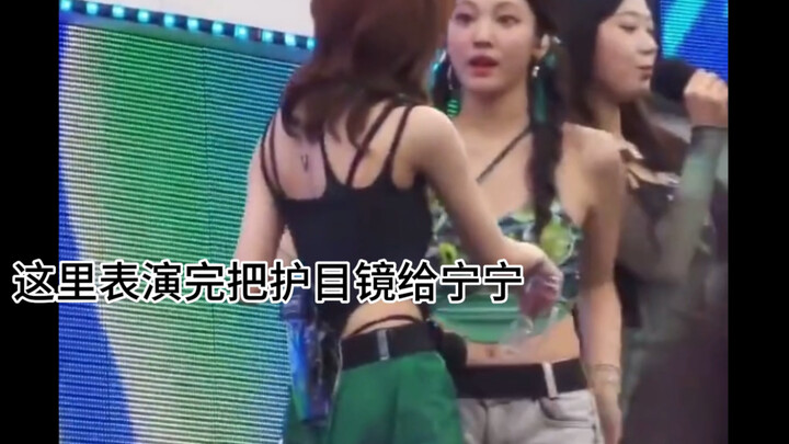 应变能力一绝的金玟庭！你可以永远相信你身后有小狗！