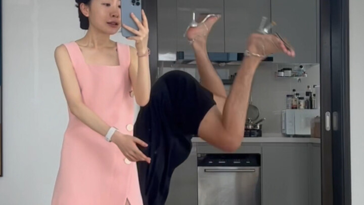 قالت صديقتي التي تتسوق معي إنها اشترت لي زوجًا من الأحذية ذات الكعب العالي.