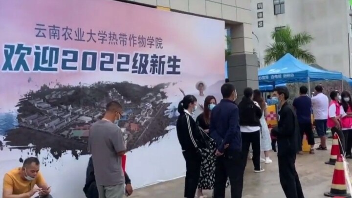 ภาพของนักศึกษาติงจากมหาวิทยาลัยเกษตรขึ้นบนบอร์ดต้อนรับนักศึกษาใหม่ ชาวเน็ตแซว: “ฉันนึกว่าเป็นคนจริงๆ