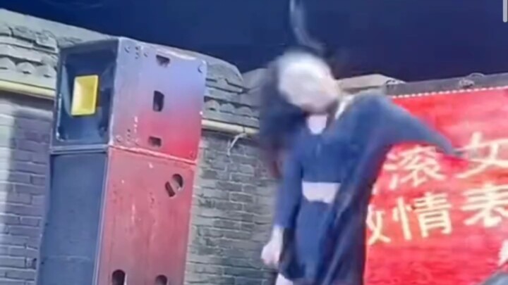 Gadis Logam dengan Penampilan Penuh Gairah