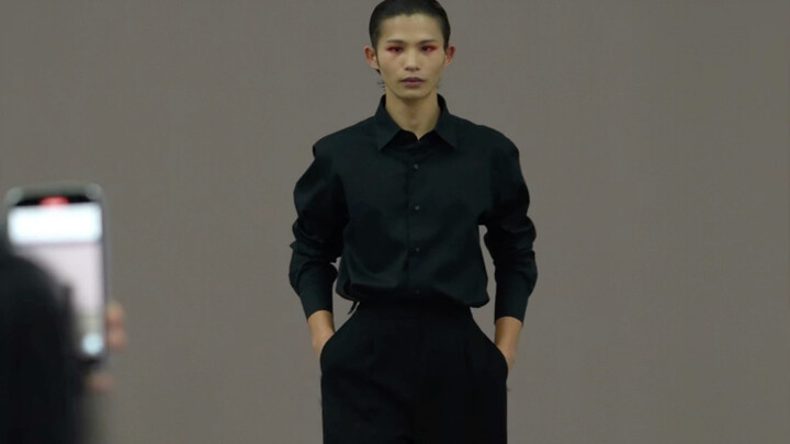 เดินอยู่ในแฟชั่นโชว์แล้วเจอสาวสุดคูล? ก็ฉันไง!