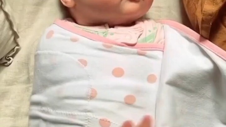 The baby’s reaction after being unwrapped—such a “I’m free!” feeling—is truly unbelievable.